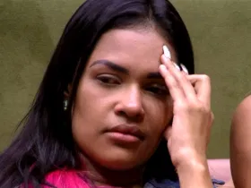 Flayslane pede orações para Victor Hugo, mas acaba sendo massacrada (Foto: Reprodução)