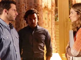 Alberto (Igor Rickli) flagra Ester (Grazi Massafera) e Cassiano (Henri Castelli) em Flor do Caribe (Foto: Reprodução/Globo)