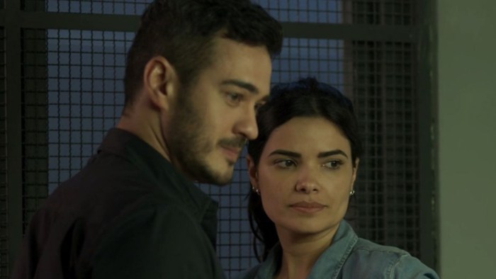 Antônia e Domênico descobrem quarto ladrão em Pega Pega (Foto: Reprodução)