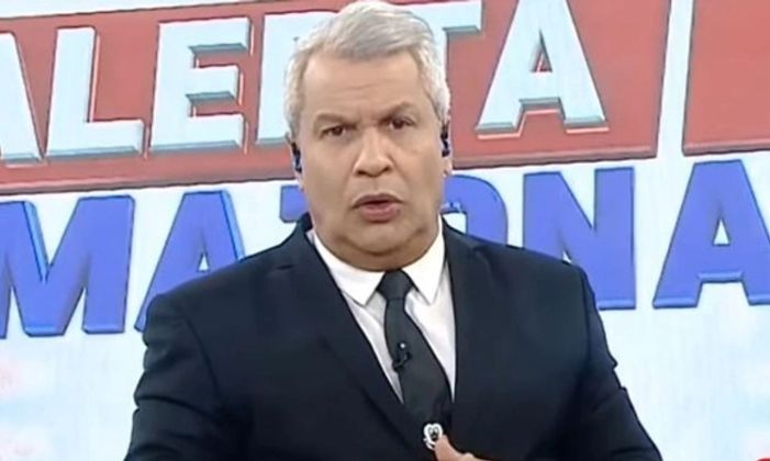 Apresentador da Rede TV, Sikêra Jr., comemora ao vivo (Foto: Reprodução)