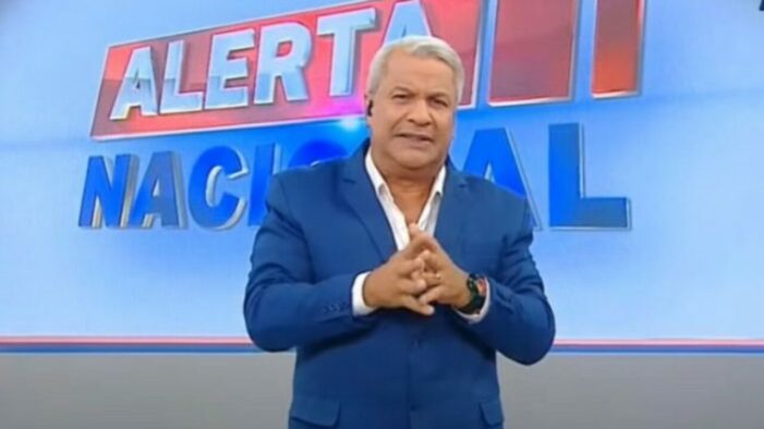 Sikêra Jr. lê notícia sobre processo ao vivo (Foto: Reprodução)