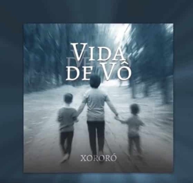 Foto de Xororó, pai de Sandy, junto com seus netos (Foto: Reprodução)