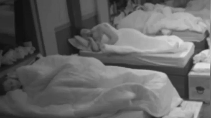 Dayane Mello e Aline Monteiro embaixo do edredom (Foto: Reprodução)