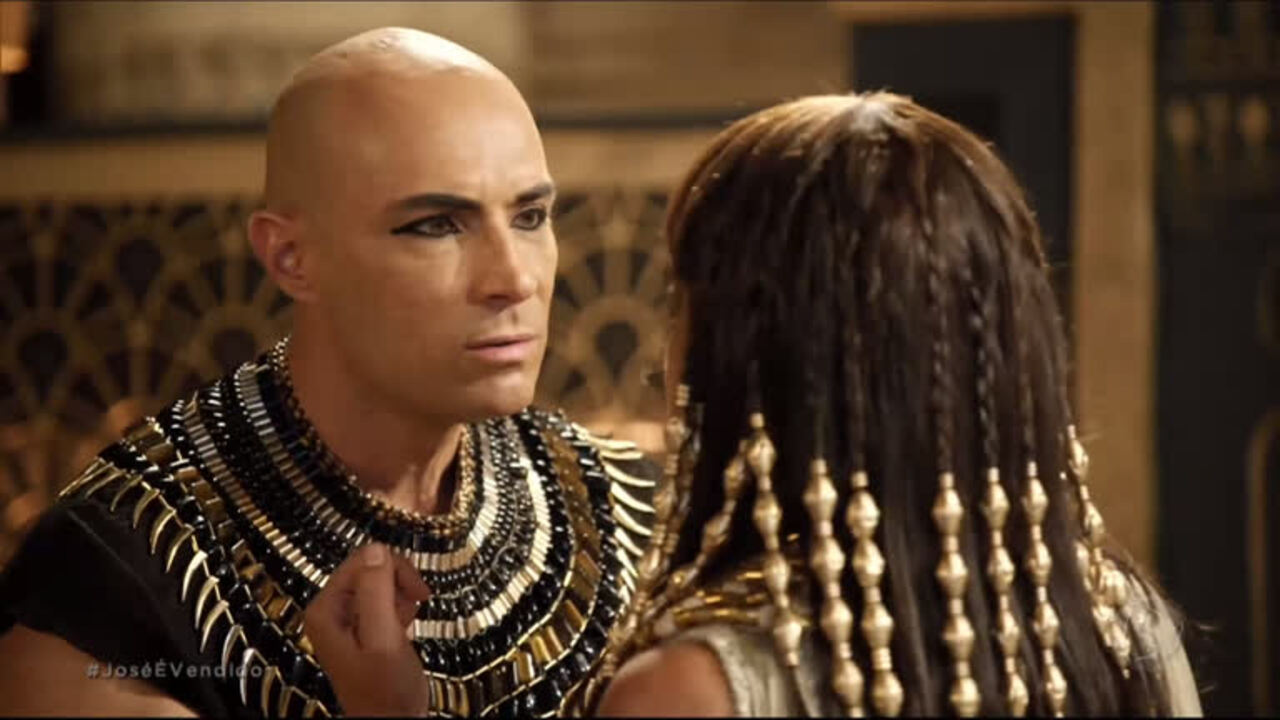 Sheshi (Fernando Pavão) e Kamesha (Kizi Vaz) na novela Gênesis (Foto: Reprodução / Record TV)