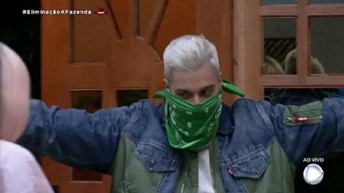 Gui Araújo retorna da roça (Foto: Reprodução)