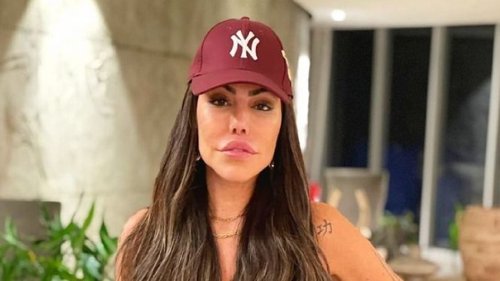 A primeira eliminada do reality da Record, A Fazenda, Liziane brigou com Lary (Foto: Reprodução)