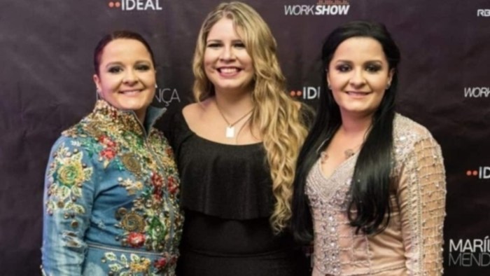 Marília Mendonça junto com suas parceiras musicais, Maiara e Maraísa (Foto: Reprodução)