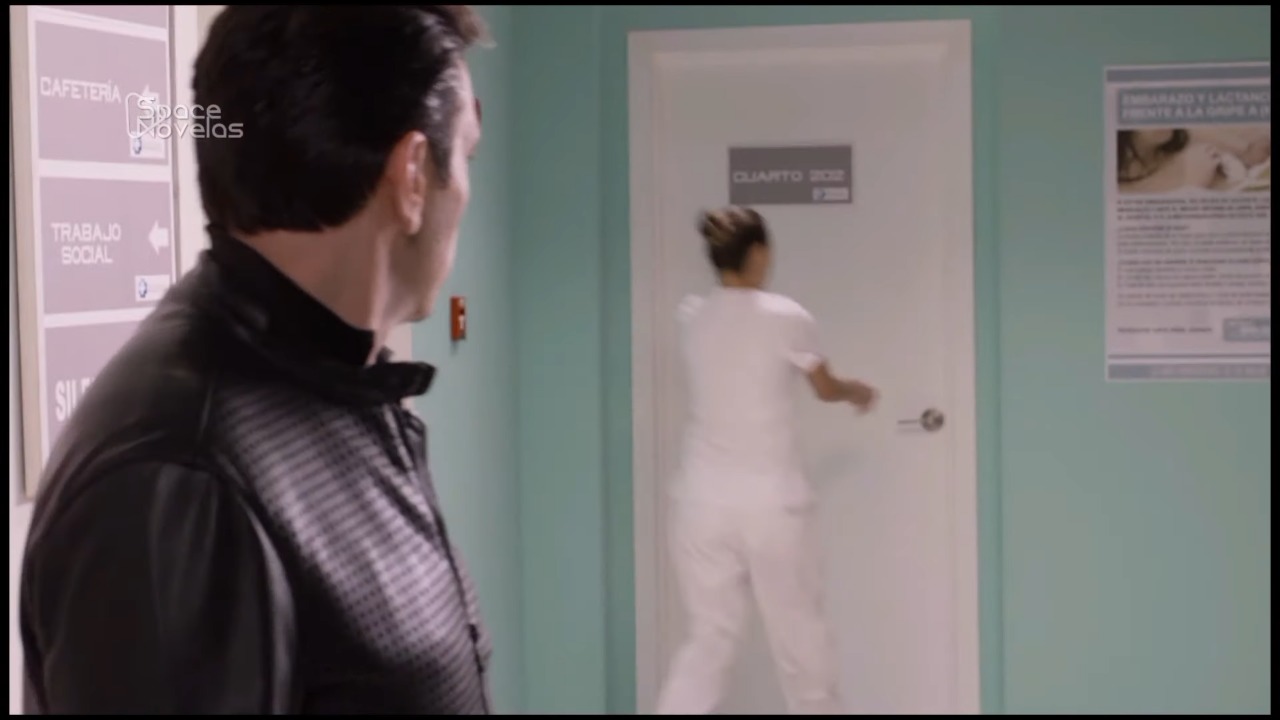 Ernesto vê enfermeira entrar no quarto do hospital (Foto: Reprodução)