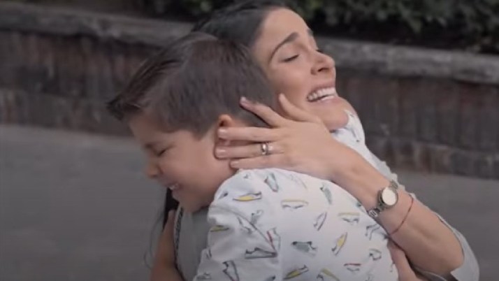 Helena e Nícolas se reencontram em Te Dou a Vida (Foto: Reprodução)