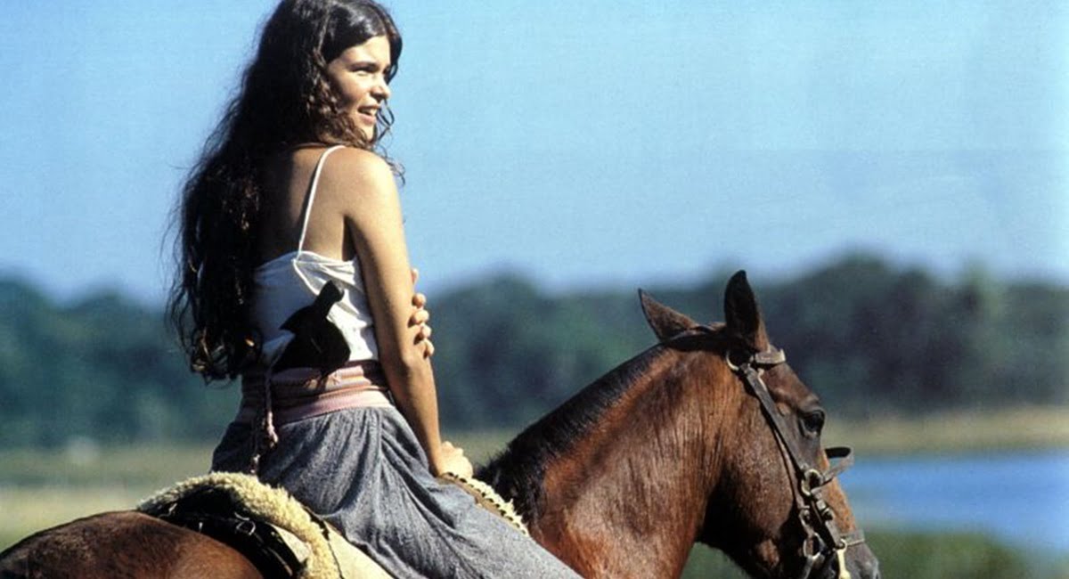 A atriz Cristiana Oliveira, como Juma Marrua, em cena da novela Pantanal, da extinta Rede Manchete (Crédito: Arquivo/Bloch)