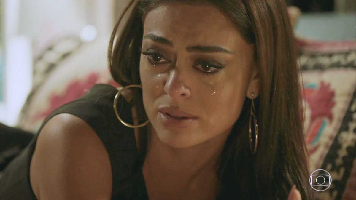 Carolina chora em Totalmente Demais (Foto: TV Globo)
