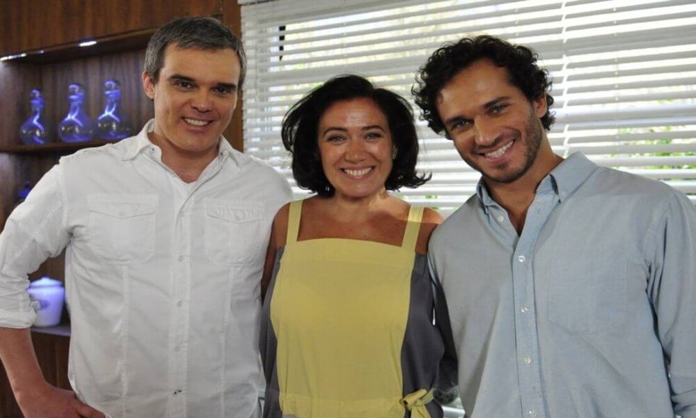 Fina Estampa: Griselda (Lília Cabral) será pedida em casamento após se envolver com René (Dalton Vigh) e Guaracy (Paulo Rocha) (Foto: Reprodução)