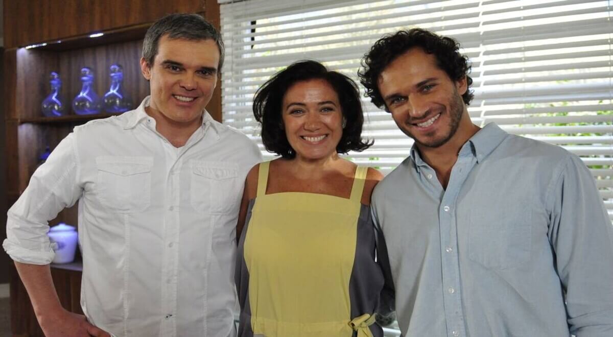 Fina Estampa: Griselda (Lília Cabral) será pedida em casamento após se envolver com René (Dalton Vigh) e Guaracy (Paulo Rocha) (Foto: Reprodução)