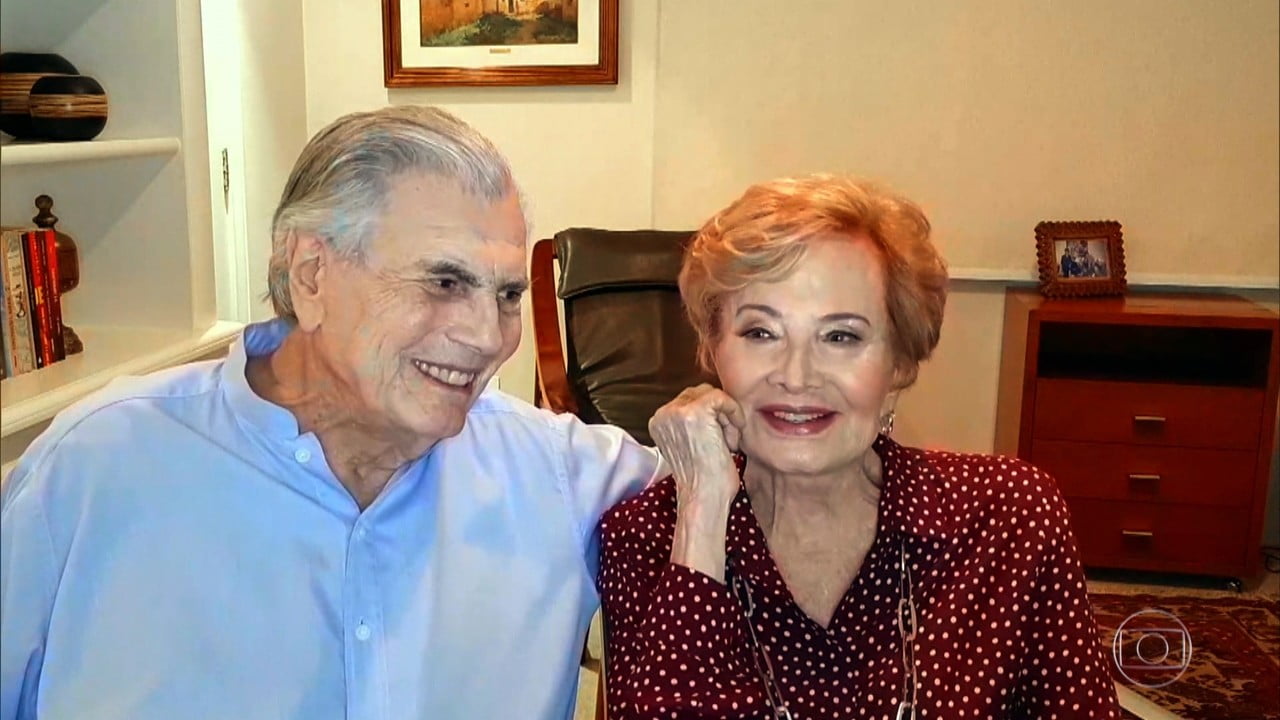 Tarcísio Meira e Glória Menezes relembram momentos importantes da televisão brasileira — (Foto: Reprodução/TV Globo)