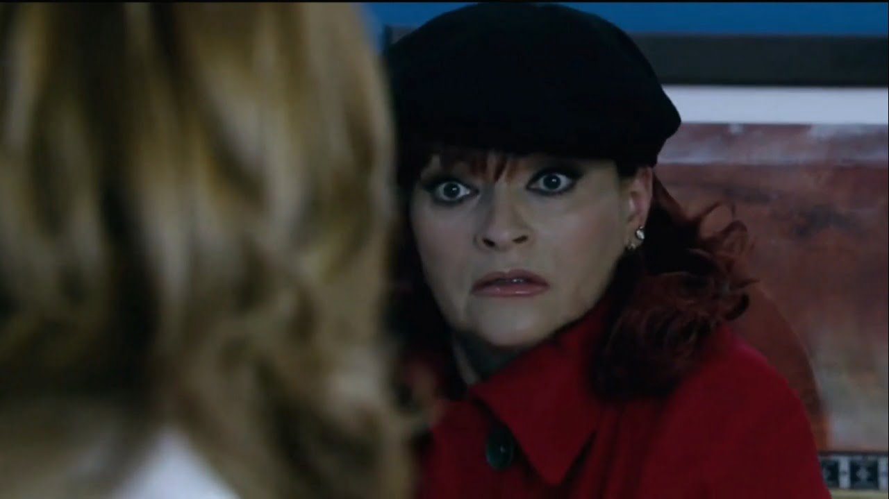Roberta (Jessica Coch) entregará Josefina (Roccio Banquells) para a a polícia em Quando Me Apaixono (Foto: Reprodução)