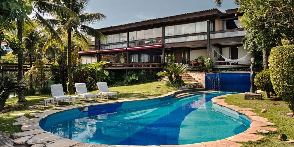 Residência usada como a mansão da Alma (Marieta Severo) de Laços de Família está disponível para aluguel (Foto: Divulgação/Vrbo)