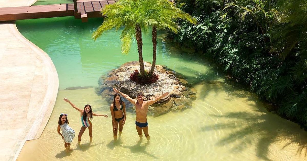Rodrigo Faro e sua família em sua piscina luxuosa (Foto: Reprodução)