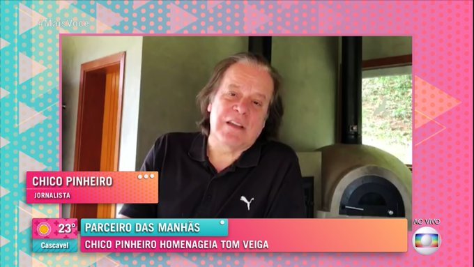 Chico Pinheiro surpreende ao apareceer com novo visual durante homenagem a Tom Veiga. (Foto: Reprodução)