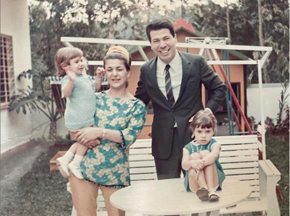 Silvio jovem com a família (Foto: Reprodução) SBT