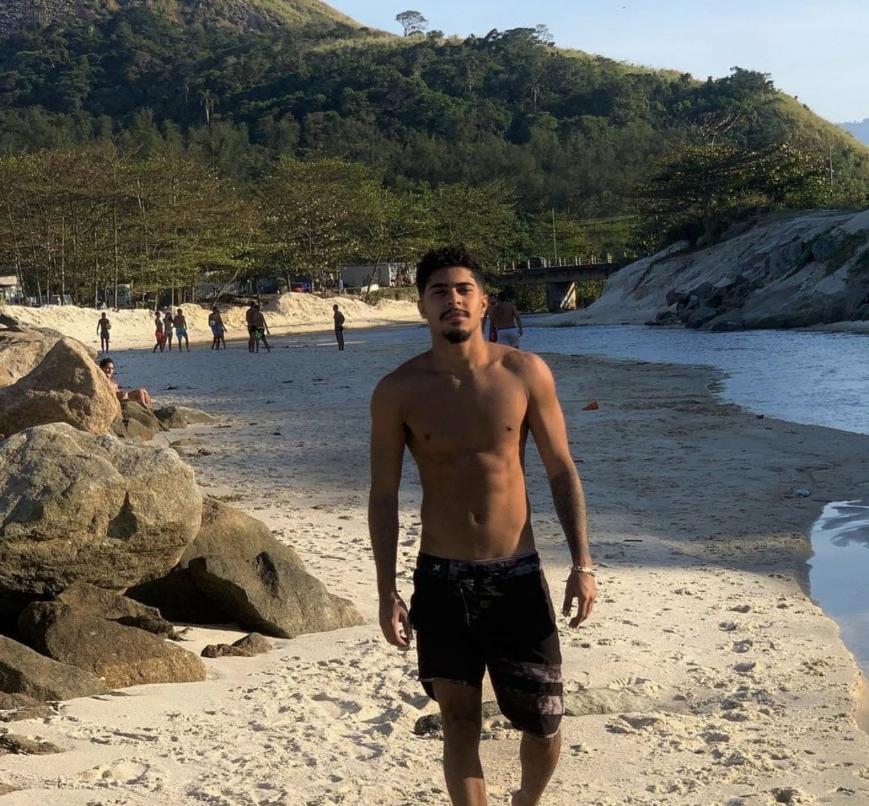 Tiago Alves, ex-affair de Anitta, posando sem camisa em lugar paradisíaco (Foto: Reprodução)
