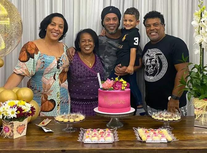 Ronaldinho Gaúcho revela que sua mãe foi internada após contrair o coronavírus (Foto: Reprodução)