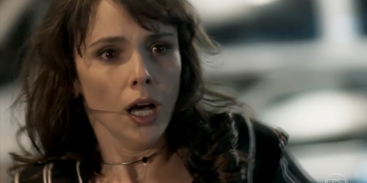 Irene (Débora Falabella) ficará desesperada após quase ser atropelada em A Força do Querer (Foto: Reprodução/Globo)