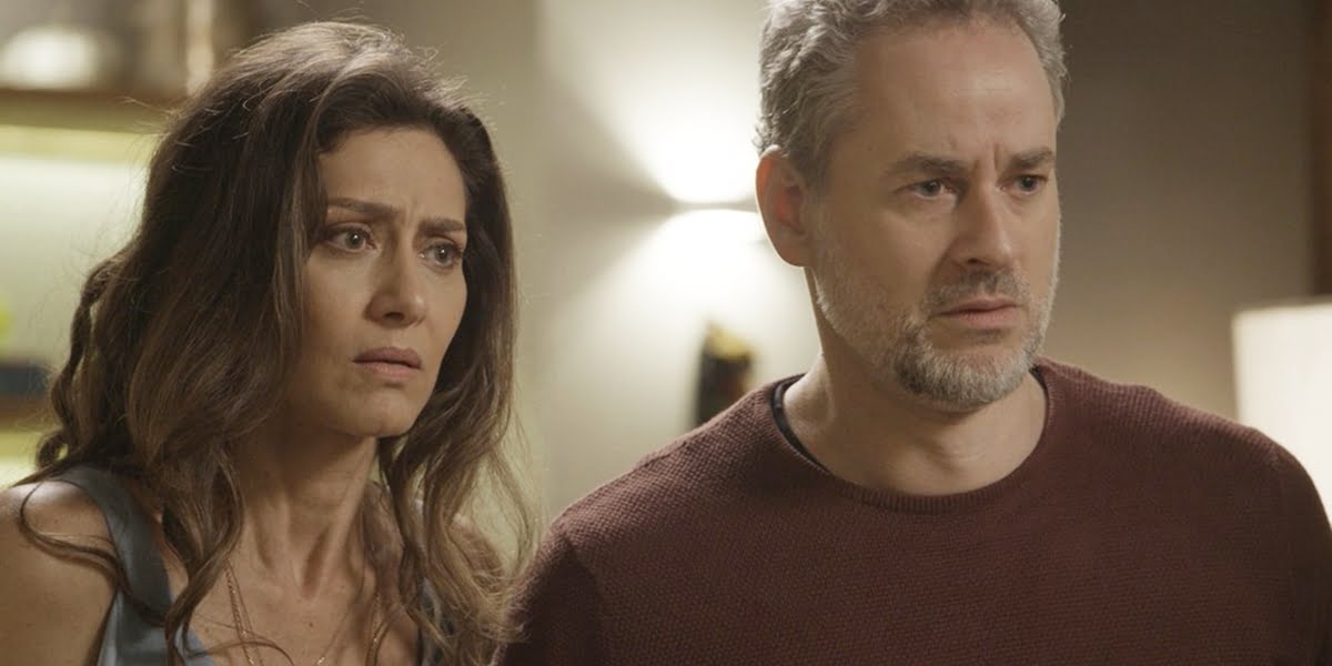 Joyce (Maria Fernanda Cândido) e Eugênio (Dan Stulbach) se desesperam com segredo da filha em A Força do Querer (Foto: Reprodução/Globo)