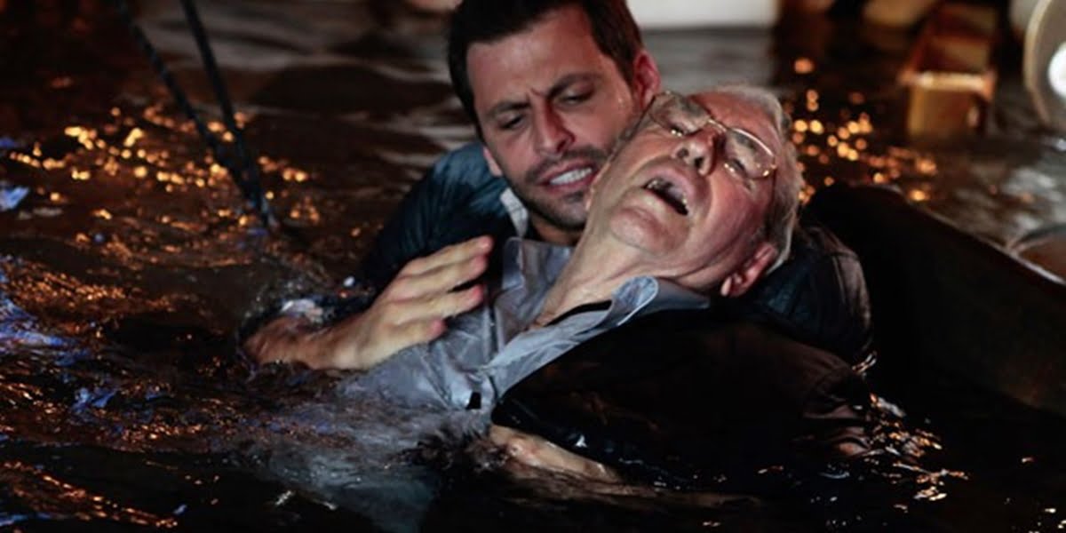 Cassiano (Henri Castelli) encontra Samuel (Juca de Oliveira) se afogando em Flor do Caribe (Foto: Reprodução/Globo)