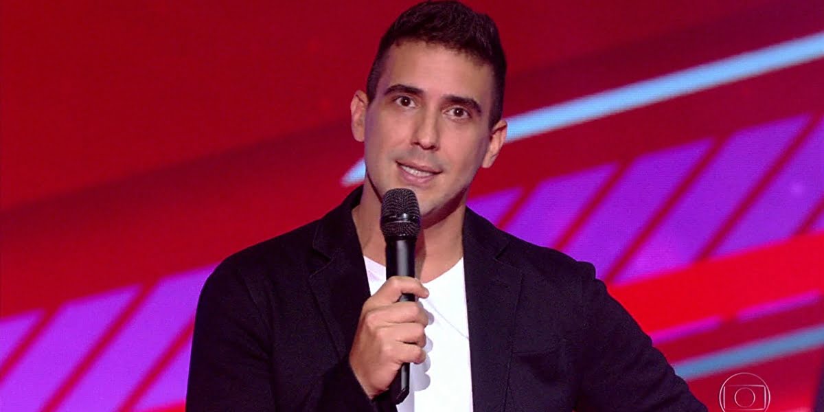 André Marques no comando do The Voice Kids; apresentador será substituído por Márcio Garcia no reality (Foto: Reprodução/Globo)