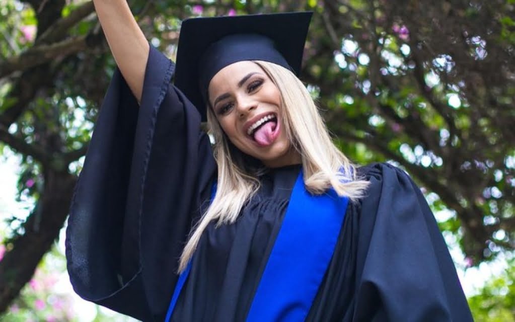 Lexa comemora em seu Instagram a conclusão da graduação em marketing (Foto: Reprodução)