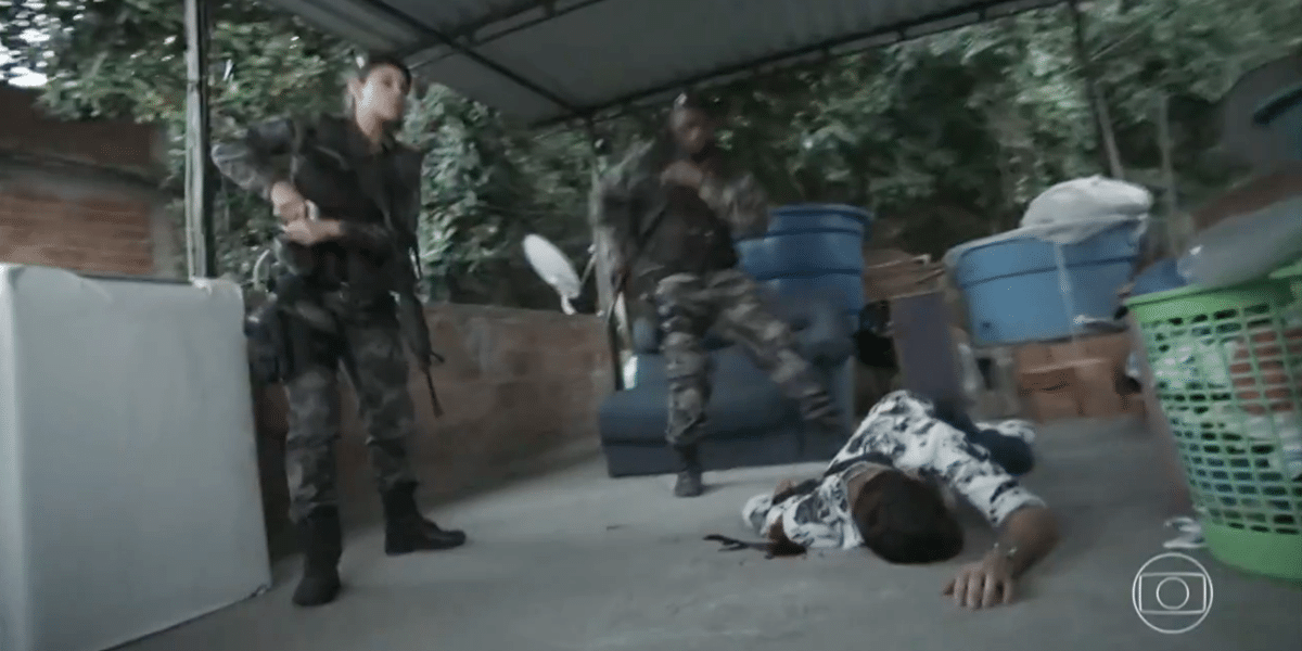 Jeiza atira em Rubinho, que cai ensanguentado em A Força do Querer (Foto: Reprodução/Globo)