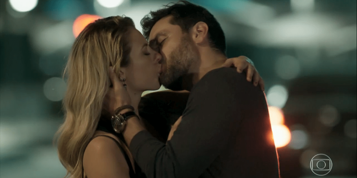 Jeiza e Caio se beijam em A Força do Querer (Foto: Reprodução/Globo)