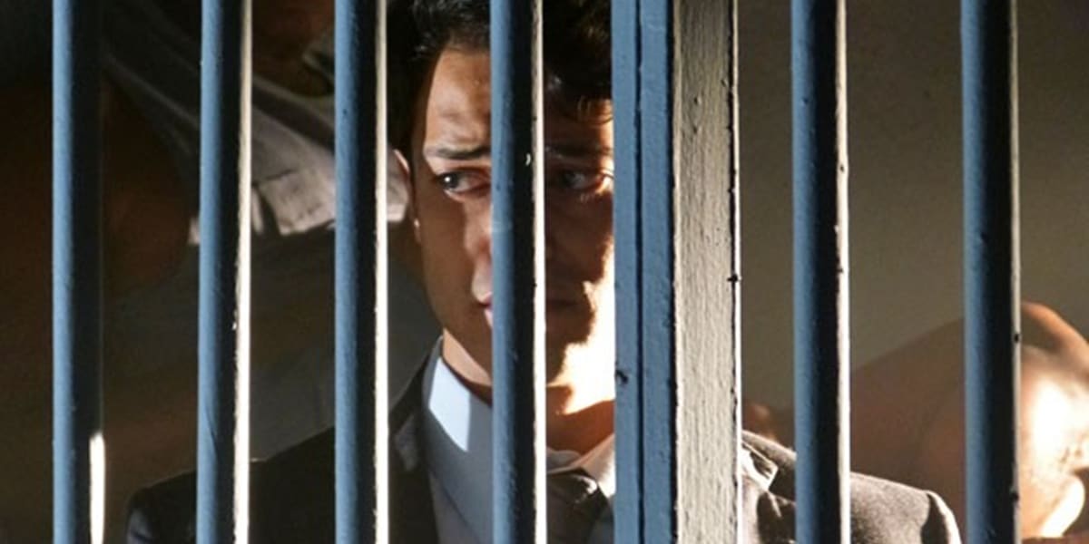Hélio acaba na prisão após tentativa de fuga em Flor do Caribe (Foto: Reprodução/Globo)