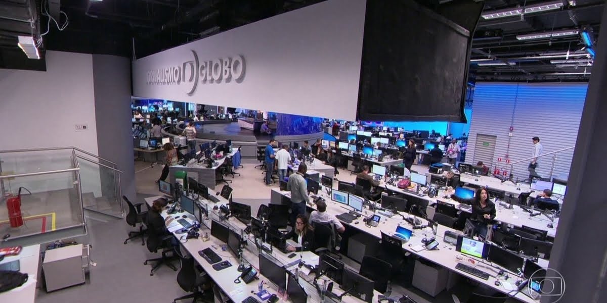 Redação de jornalismo da Globo, onde funcionários madrugam (Foto: Reprodução)