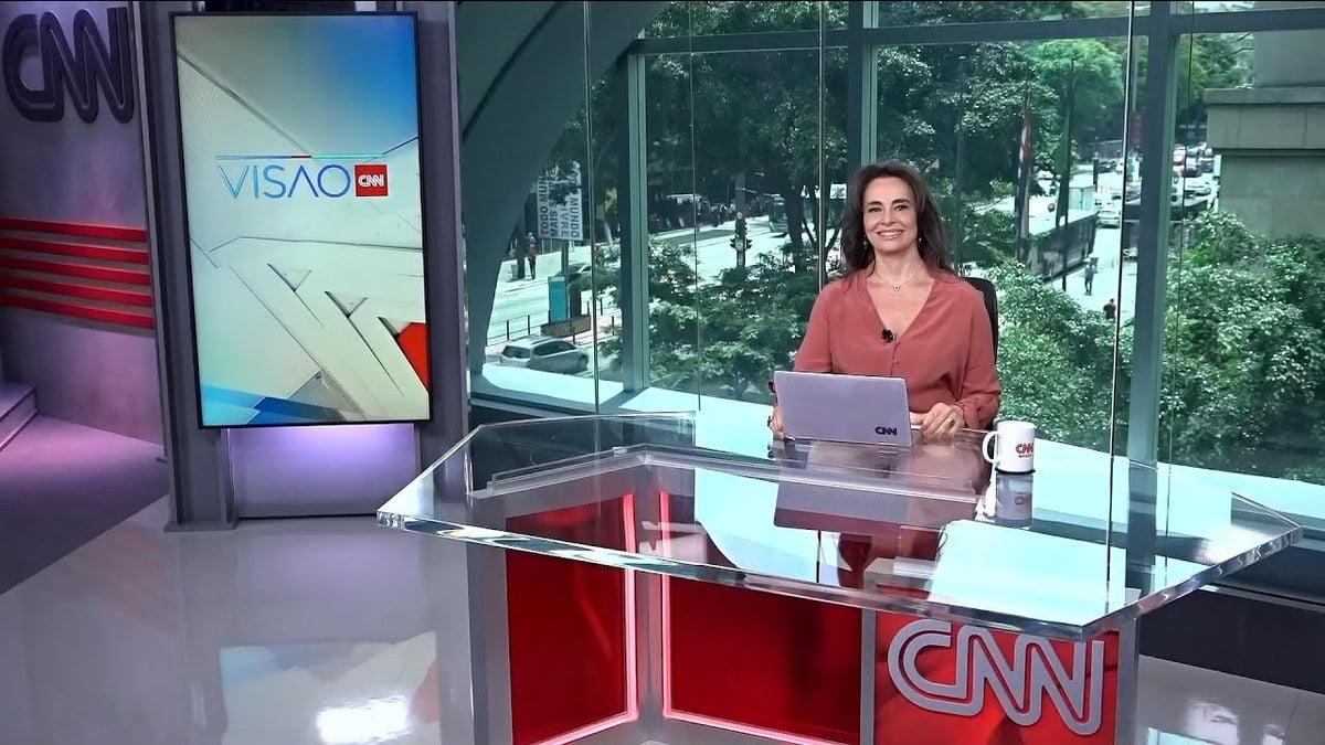 Carla Vilhena no comando do Visão CNN (Foto: Reprodução)