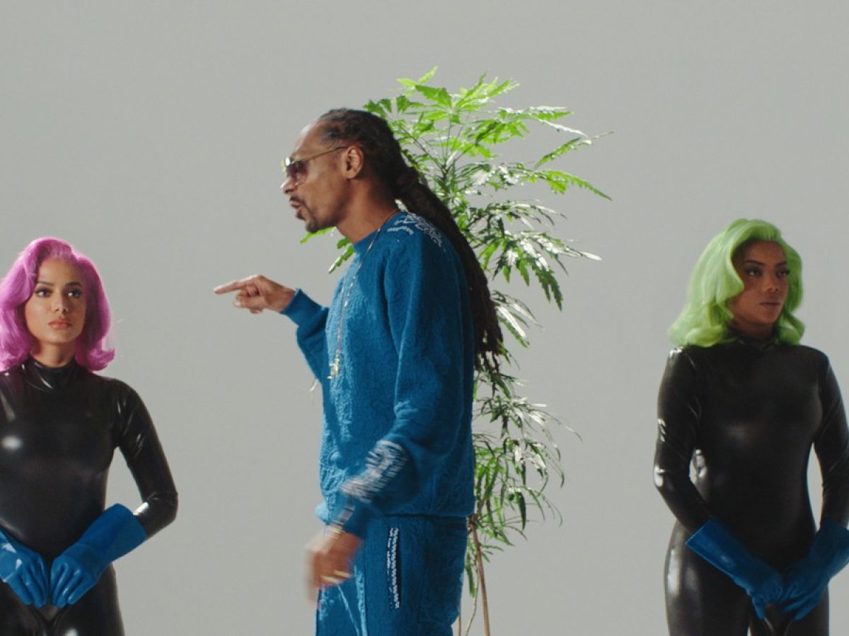O hit de Ludmilla, Anitta e Snoop Dogg, "Onda Diferente",  alcançou a marca de mais de 100 milhões de views no YouTube (Foto: Reprodução)