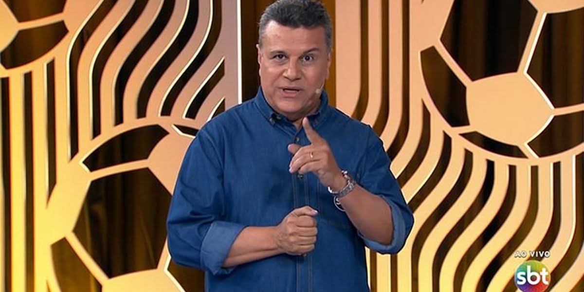 O narrador Téo José em transmissão da Libertadores no SBT, que teve pior audiência; Globo cresceu (Foto: Reprodução/SBT)