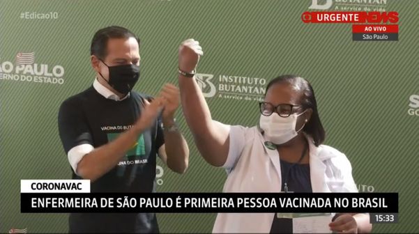 A primeira vacinada do País, ao lado de João Dória (Foto: Reprodução)