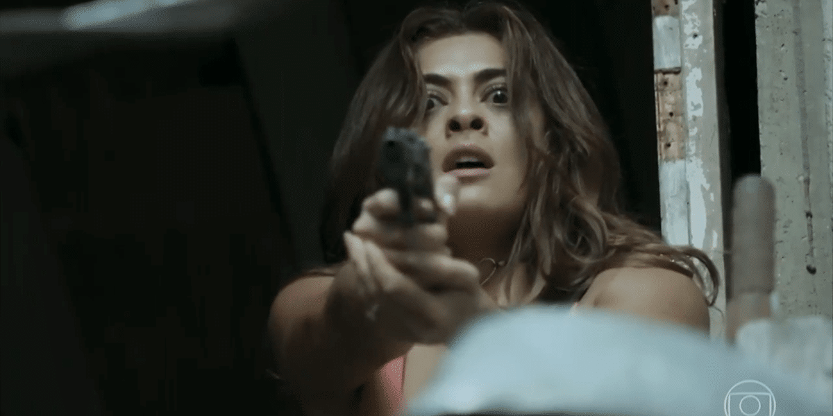Bibi (Juliana Paes) atira contra a rival em A Força do Querer (Foto: Reprodução/TV Globo)