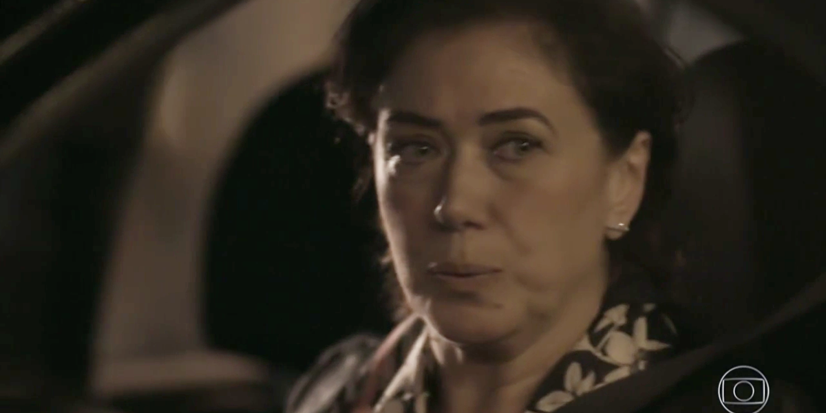 Silvana (Lilia Cabral) ajuda Bibi (Juliana Paes) a fugir em A Força do Querer (Foto: Reprodução/TV Globo)