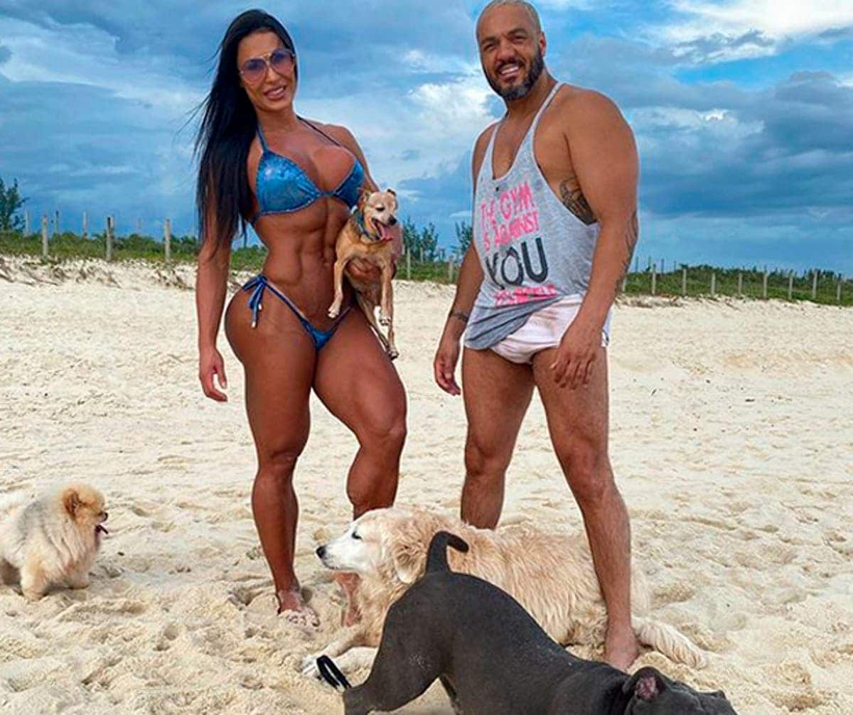 Belo e Gracyanne Barbosa em praia paradisíaca (Foto: Reprodução)