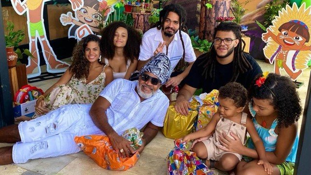 Carlinhos Brown e seis, dos seus sete filhos, em foto (Foto: Reprodução)