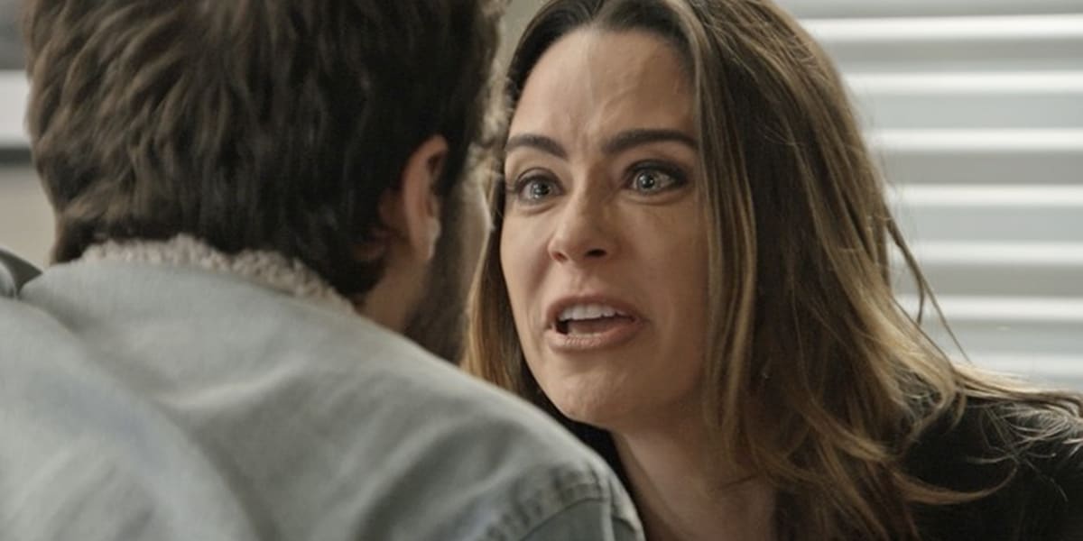 Bruna (Fernanda Vasconcellos) se descontrola com Giovanni (Jayme Matarazzo) em Haja Coração (Foto: Reprodução/TV Globo)