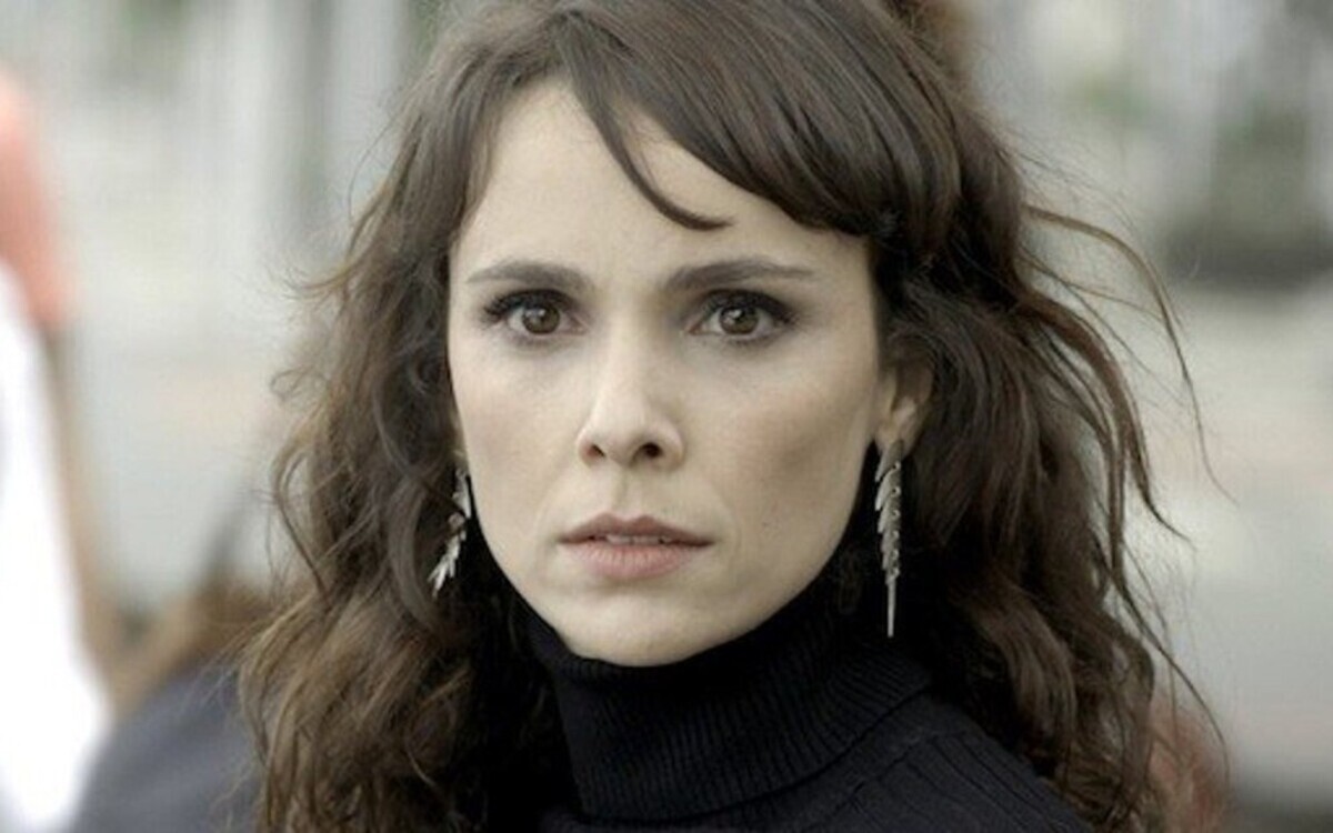 Irene (Débora Falabella) terá passado criminoso entregue por Mira em A Força do Querer (Foto: Reprodução/TV Globo)