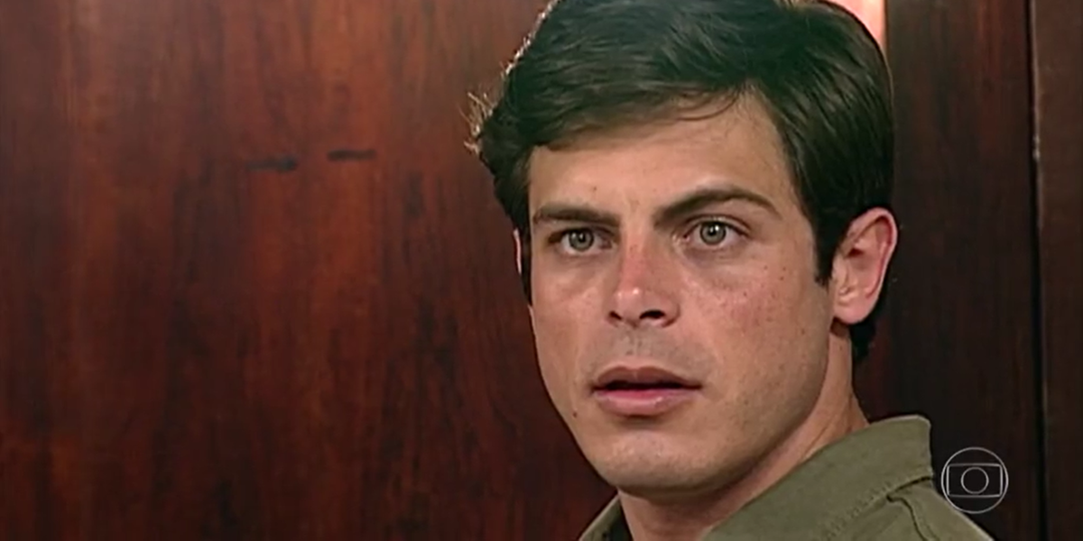 Fred (Luigi Baricelli) descobre segredo da mãe em Laços de Família (Foto: Reprodução/TV Globo)