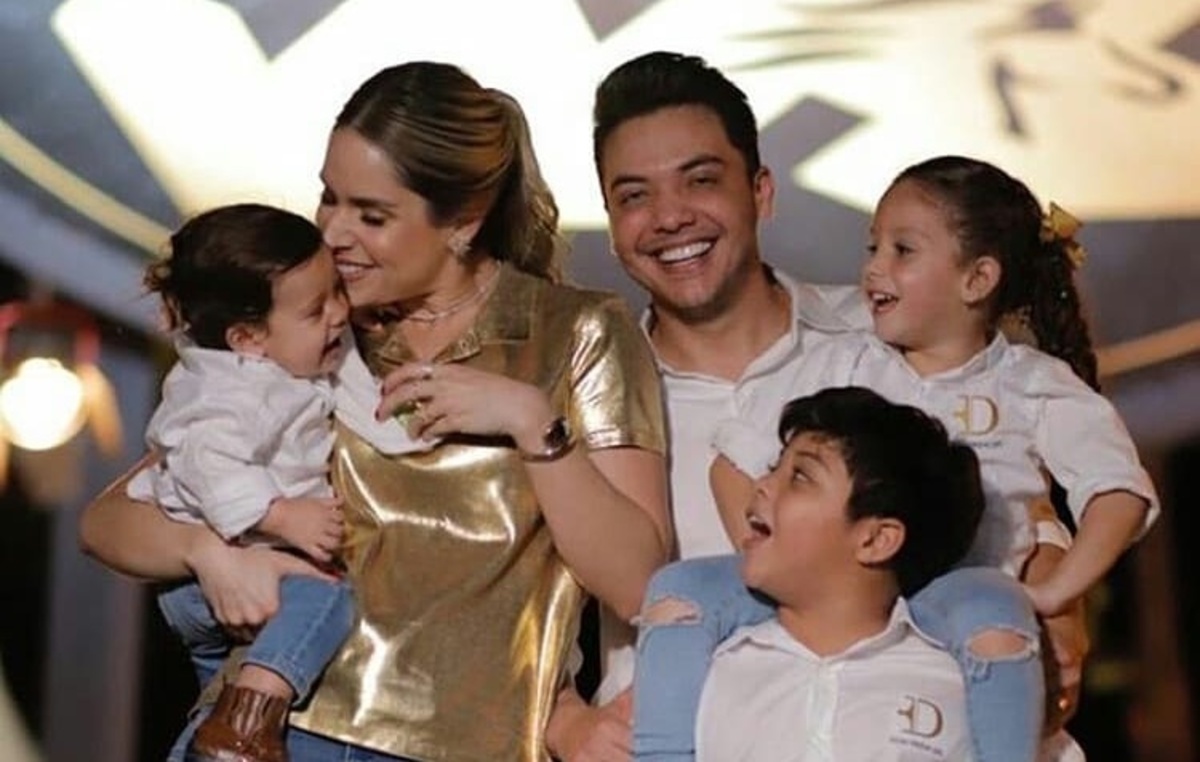 Wesley Safadão junto Thyane Dantas, sua esposa, e filhos (Foto: Reprodução)
