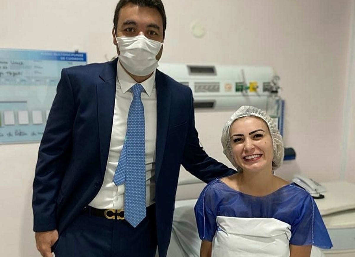 Andressa Urach no hospital após ter realizado cirurgia plástica bem sucedida (Foto: Reprodução)