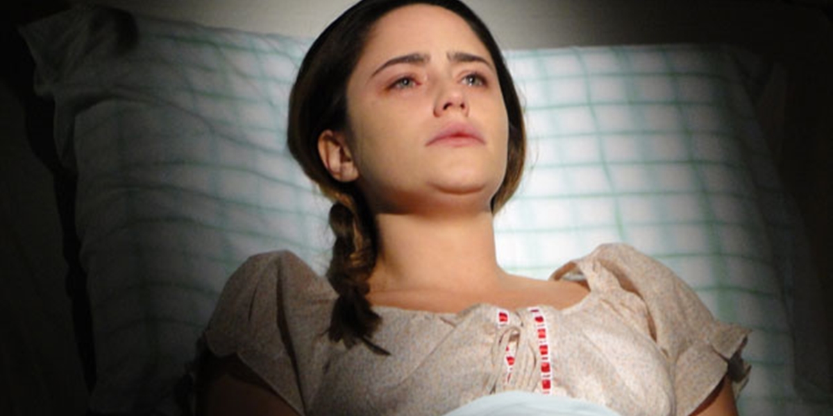Ana (Fernanda Vasconcellos) desperta do coma em A Vida da Gente (Foto: Reprodução/TV Globo)