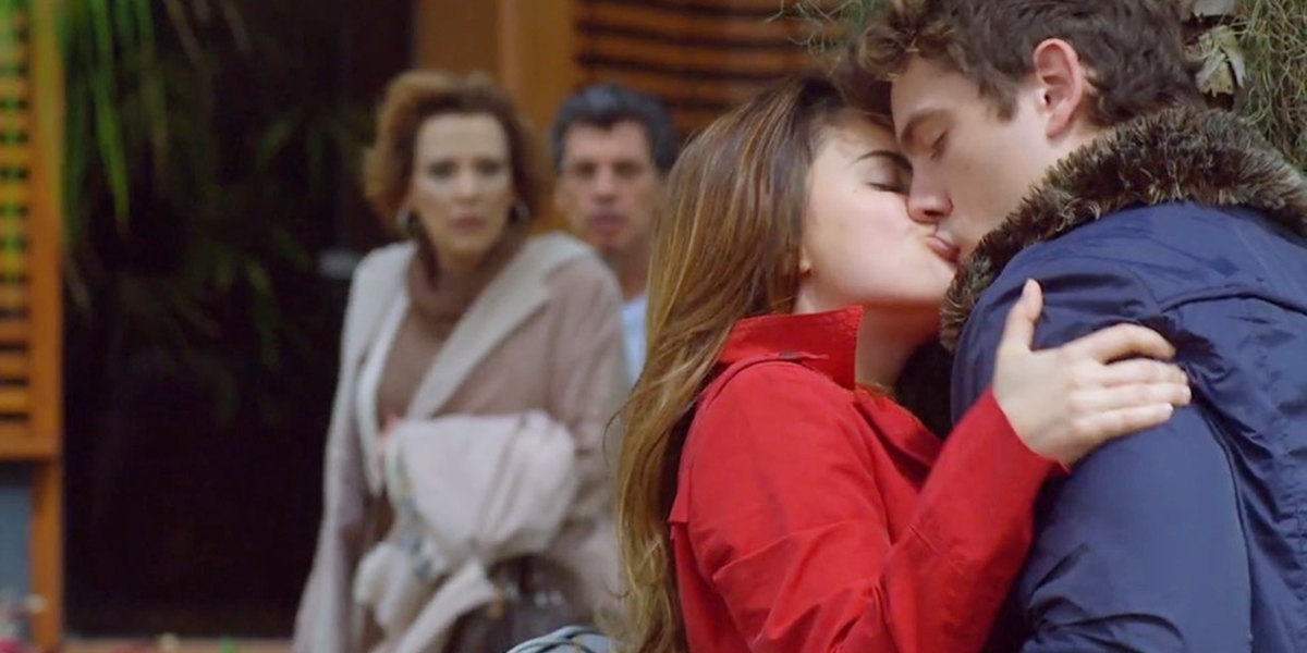 Ana (Fernanda Vasconcellos) e Rodrigo (Rafael Cardoso) são flagrados aos beijos em A Vida da Gente (Foto: Reprodução/TV Globo)