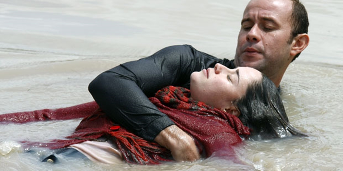Ana (Fernanda Vasconcellos) é resgatada por caminhoneiro em A Vida da Gente (Foto: Reprodução/TV Globo)